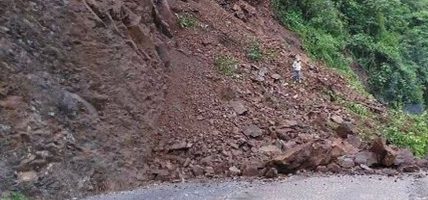 वर्षाले विभिन्न राजमार्ग अवरुद्ध, यात्रामा सतर्कता अपनाउन आग्रह
