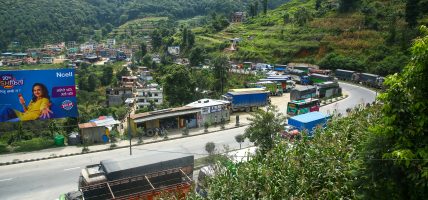 पृथ्वी राजमार्गमा यातायात ठप्प, सड्कमा थुप्रिएको लेदो हटाउने काम जारी