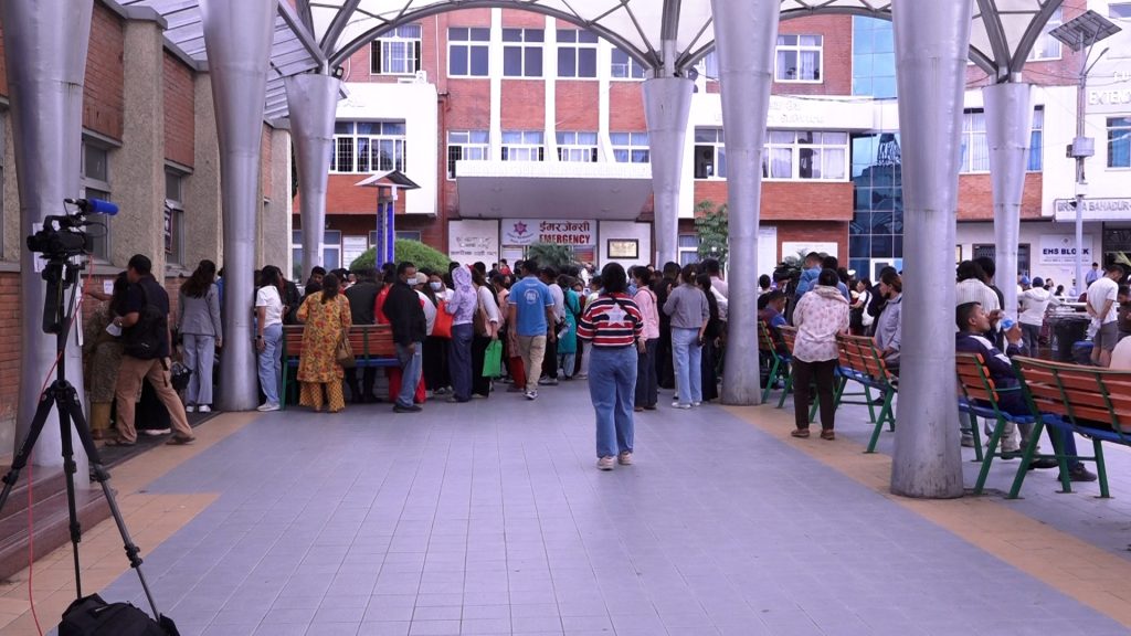 आफन्तको खोजीमा अस्पताल धाउँदै बाढी प्रभावित, ‘सास नभए लास भेट्टाउने आश’
