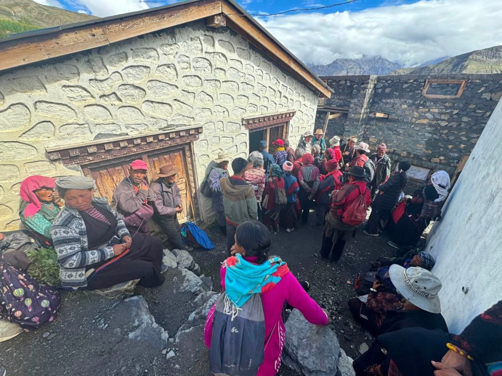 डोल्पामा सीमा क्षेत्रका करिब २०० बासिन्दालाई प्रस्थान तथा प्रवेशपत्र वितरण