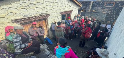 डोल्पामा सीमा क्षेत्रका करिब २०० बासिन्दालाई प्रस्थान तथा प्रवेशपत्र वितरण