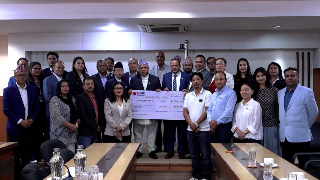 एक करोड सहयोग हस्तान्तरण गर्दै एनआरएनए अध्यक्षले भने : ‘विश्वभरका नेपाली जुटेका छौं’