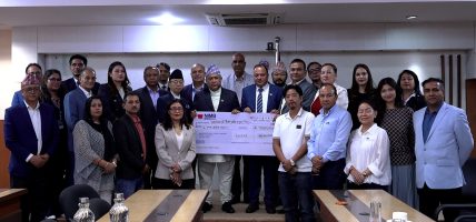 एक करोड सहयोग हस्तान्तरण गर्दै एनआरएनए अध्यक्षले भने : ‘विश्वभरका नेपाली जुटेका छौं’