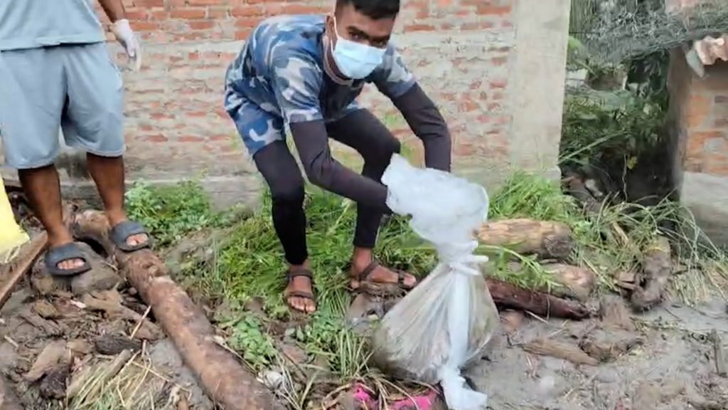 नुवाकोट महादेवफाँटमा शव व्यवस्थापन गर्दै सशस्त्र प्रहरीको टोली