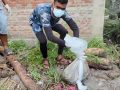 नुवाकोट महादेवफाँटमा शव व्यवस्थापन गर्दै सशस्त्र प्रहरीको टोली