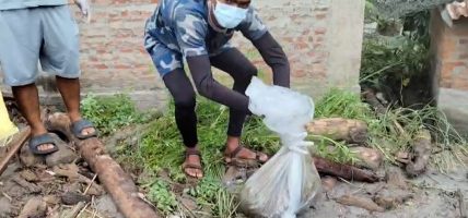 नुवाकोट महादेवफाँटमा शव व्यवस्थापन गर्दै सशस्त्र प्रहरीको टोली