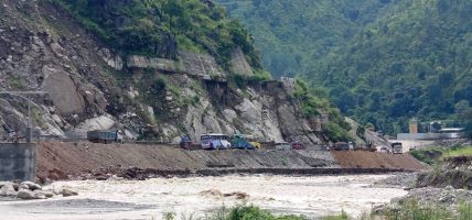 बिपी राजमार्ग : अत्यधिक सवारीचाप, खराब सडक र उर्लँदो खोलाको जोखिमपूर्ण यात्रा