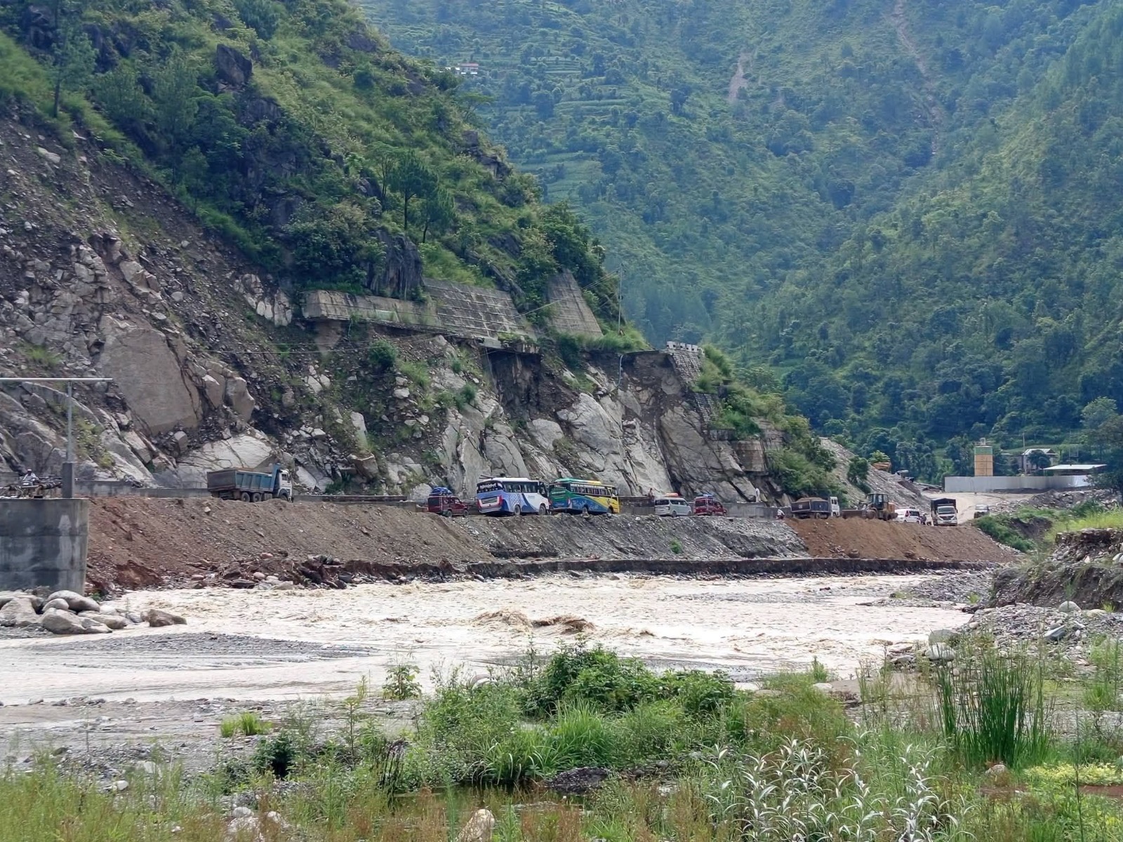 बिपी राजमार्ग : अत्यधिक सवारीचाप, खराब सडक र उर्लँदो खोलाको जोखिमपूर्ण यात्रा