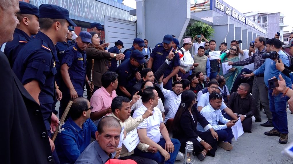 किशोर श्रेष्ठ पक्राउको विरोधमा पत्रकारहरु आन्दोलित
