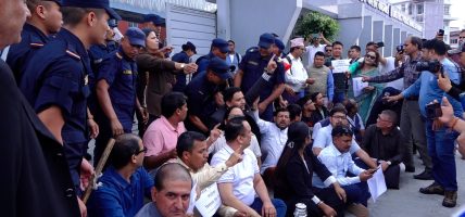 किशोर श्रेष्ठ पक्राउको विरोधमा पत्रकारहरु आन्दोलित