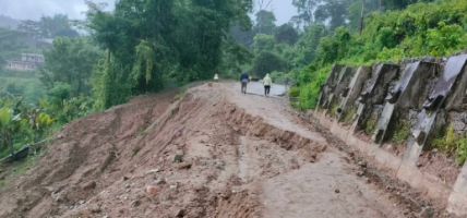 कोशीदेखि कर्णालीसम्म बाढीपहिरोको असर, मुख्य राजमार्ग अवरुद्ध
