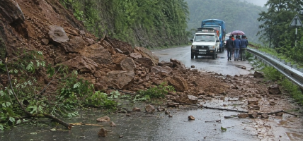 अविरल वर्षाले देशभरका विभिन्न सडक अवरुद्ध, केहीमा रात्रीकालीन आवागमन रोक