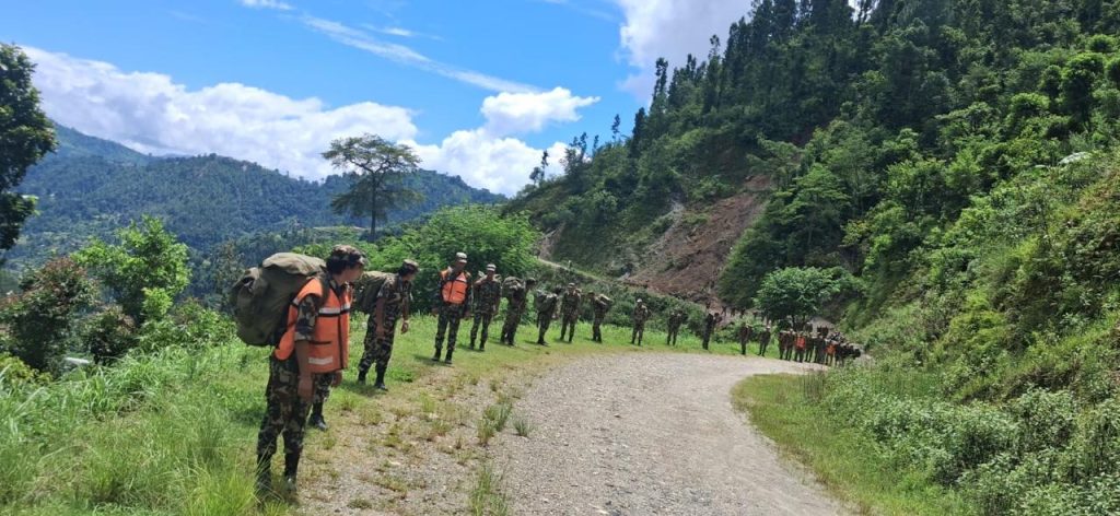 जाजरकोटमा सेनाले बोकेर पुर्यायो पहिरोपीडितका लागि राहत सामग्री