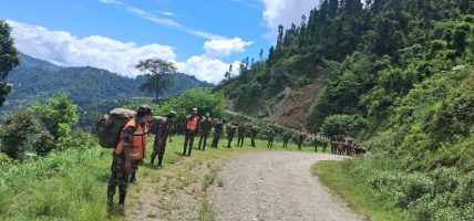 जाजरकोटमा सेनाले बोकेर पुर्यायो पहिरोपीडितका लागि राहत सामग्री