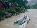 सिन्धुलीको फिक्कलमा बसको ठक्करबाट कार सुनकोशीमा खस्यो, चार जना बेपत्ता
