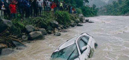 सिन्धुलीको फिक्कलमा बसको ठक्करबाट कार सुनकोशीमा खस्यो, चार जना बेपत्ता