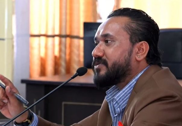 आईजीपीलाई खगेन्द्र सुनारको चुनौती : आरोप गलत लागे अदालत जानू, कठघरामा उभिएर जवाफ दिन तयार छु आईजीपीलाई खगेन्द्र सुनारको चुनौती : आरोप गलत लागे अदालत जानू, कठघरामा उभिएर जवाफ दिन तयार छु