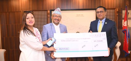भोटेकोशी बाढीपीडितका लागि सांग्रिला डेभलपमेन्ट बैंकको ७० लाख सहयोग