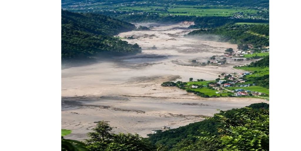 भोटेकोशी बाढी: पृथ्वी र पासाङल्हामु राजमार्गमा सवारीसाधन सञ्चालनमा रोक