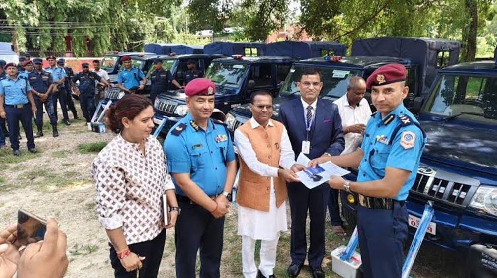 मधेस प्रदेश सरकारले प्रहरीलाई १२ पिकअप हस्तान्तरण