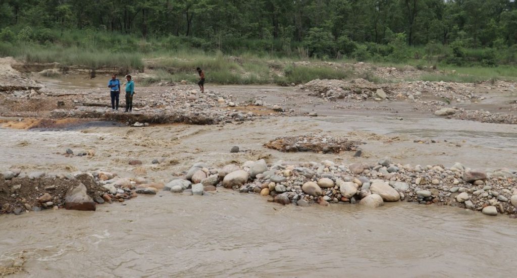 वर्षाले विभिन्न राजमार्गका ६ स्थानमा सडक अवरुद्ध