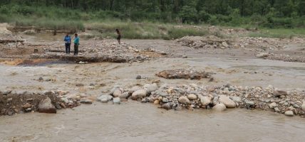 वर्षाले विभिन्न राजमार्गका ६ स्थानमा सडक अवरुद्ध