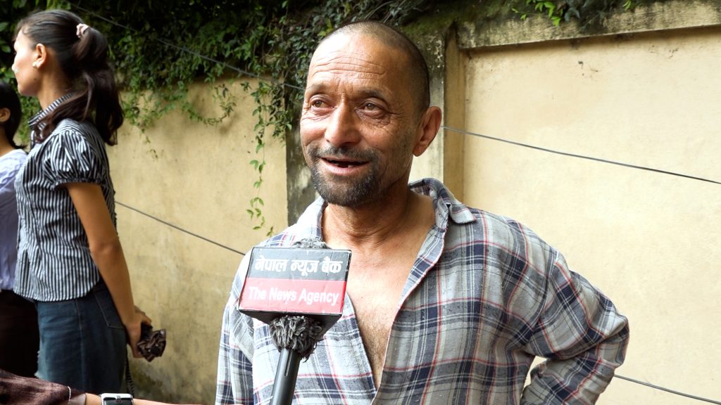 ग्यासका लागि लाइन बसेका उपभोक्ता भन्छन् : ‘दालमोठ र चिउराले छाक टार्दैछौं’