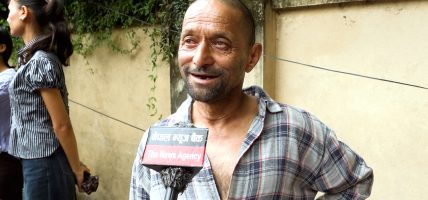 ग्यासका लागि लाइन बसेका उपभोक्ता भन्छन् : ‘दालमोठ र चिउराले छाक टार्दैछौं’