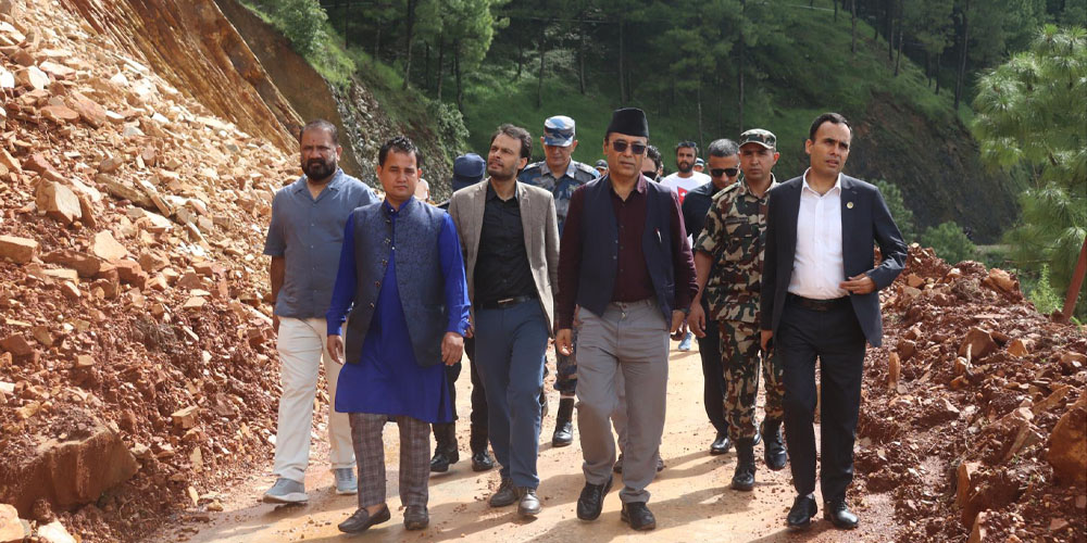 सञ्चारमन्त्री डा तिमिल्सिनाबाट पहिरोसहित जोखिम बस्तीको अवलोकन