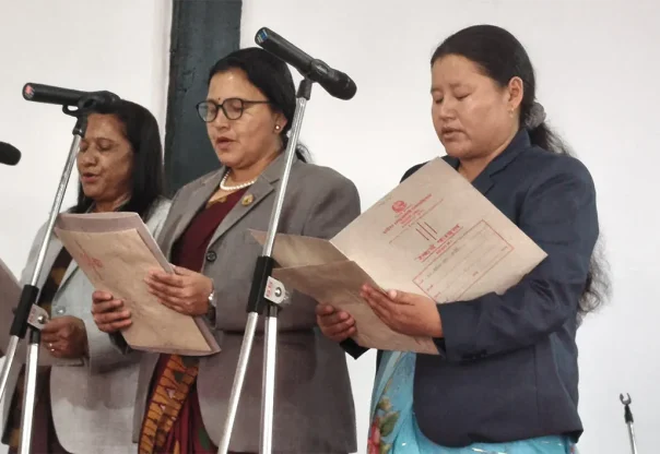 कर्णालीमा नेकपाका मन्त्रीले लिए शपथ कर्णालीमा नेकपाका मन्त्रीले लिए शपथ