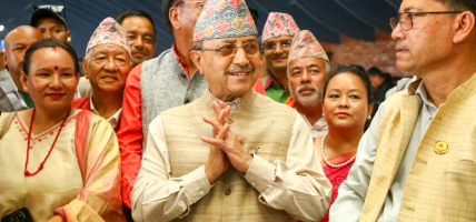 पूर्वप्रधानमन्त्री देउवाको स्वागतका लागि भेला भए नेताकार्यकर्ताहरु विमानस्थलमा