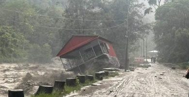 सेनाको सहयोगमा बाढीले बगाएको वीरेठाँटी–घान्द्रुक सडक पुनर्निर्माण गरिँदै