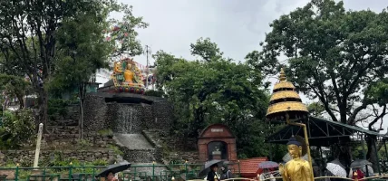 दिवङ्गत पितृको सम्झनामा स्वयम्भूमा पूजाआजा