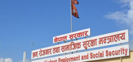 वैदेशिक रोजगारमा गएका कागजातविहीनको उद्धार गर्दै श्रम मन्त्रालय