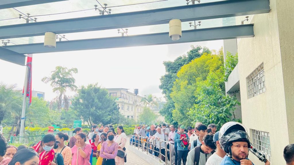 सिभिल अस्पतालमा बिहानैदेखि बिरामीको लामो लाइन