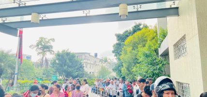 सिभिल अस्पतालमा बिहानैदेखि बिरामीको लामो लाइन