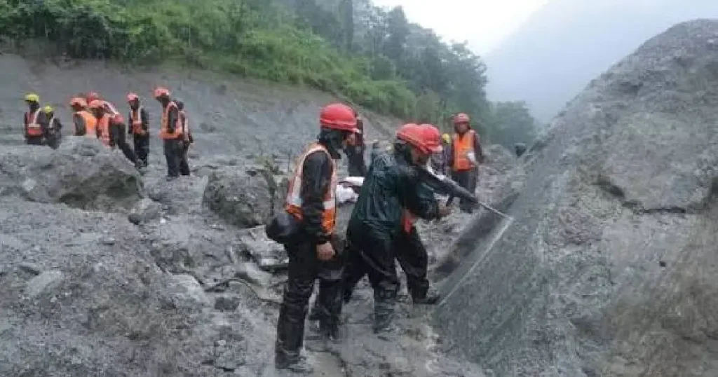 भोटेकोशी बाढीः त्रिशूली–३ आयोजनाको सुरुङको प्रवेशद्वार खोज्दै विशेषज्ञ टोली