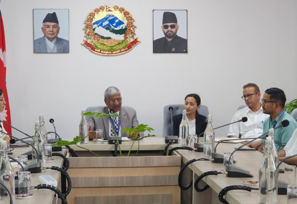 स्वास्थ्य उपचारमा एकरूपता ल्याउन प्रोटोकललाई स्वास्थ्य बीमासँग जोड्ने तयारी स्वास्थ्य उपचारमा एकरूपता ल्याउन प्रोटोकललाई स्वास्थ्य बीमासँग जोड्ने तयारी