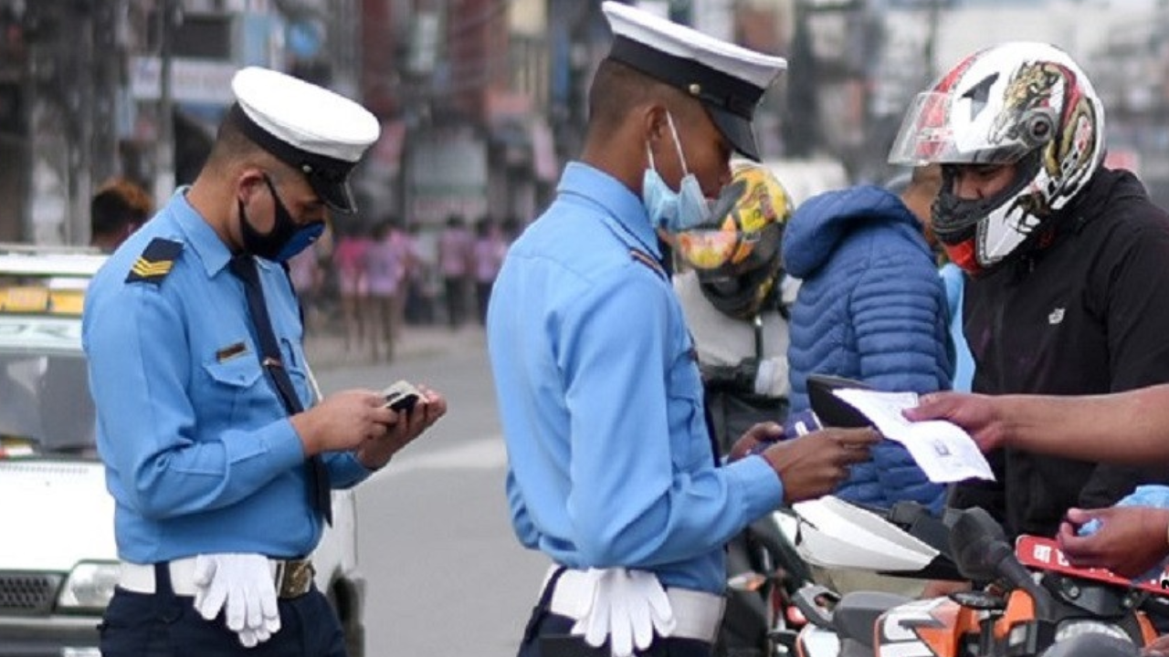२४ घण्टामा ट्राफिक प्रहरीले गर्यो ९३९ जनालाई कारबाही