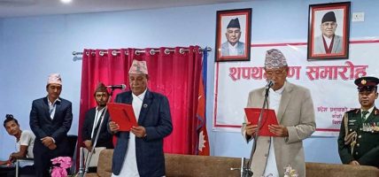 मुख्यमन्त्री थापाद्वारा पद तथा गोपनीयताको शपथ ग्रहण