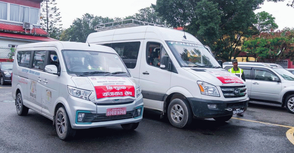 भोटेकोशी बाढीः पीडितको उद्धार र राहतका लागि निःशुल्क बससेवा