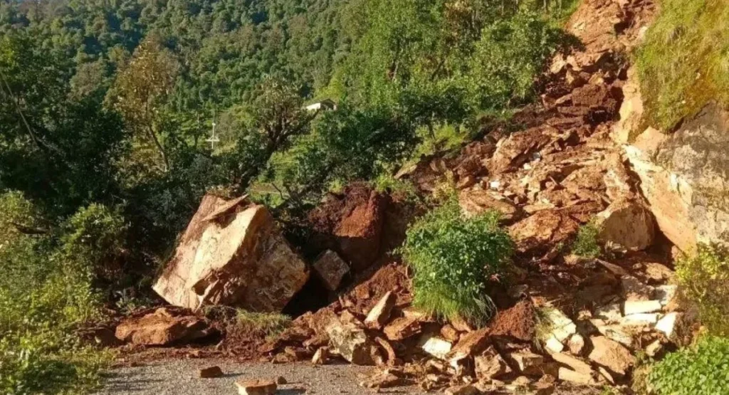 बेँसीसहर–चामे सडक सञ्चालन गर्न १० दिन लाग्ने अनुमान