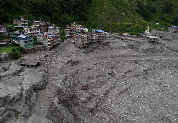 पूर्वप्रधानन्यायाधीश श्रेष्ठद्वारा १७० बाढीपीडित परिवारलाई राहत वितरण