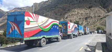 कोरला नाकाबाट भित्रिए १० कन्टेनर फलफूल