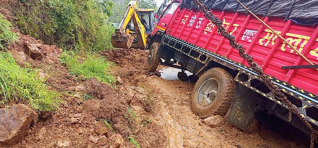वर्षाले पाल्पाका ग्रामीण सडक अवरुद्ध