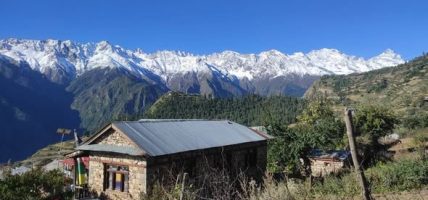 कर्मफ्लाइट्स फाउण्डेशनद्वारा सिमकोटका बालबालिकालाई कपडा सहयोग
