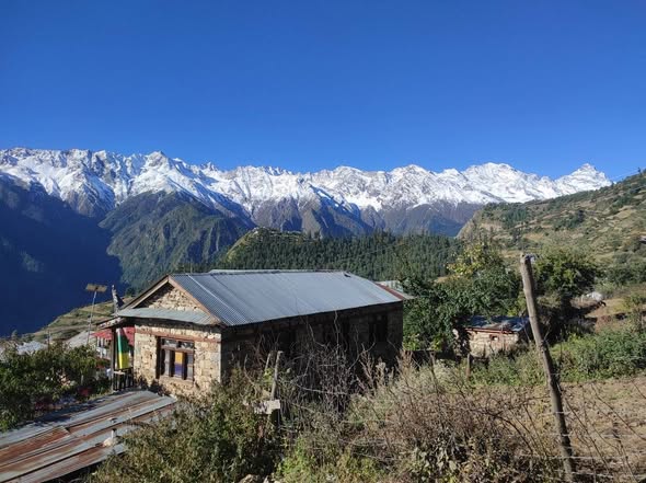 कर्मफ्लाइट्स फाउण्डेशनद्वारा सिमकोटका बालबालिकालाई कपडा सहयोग