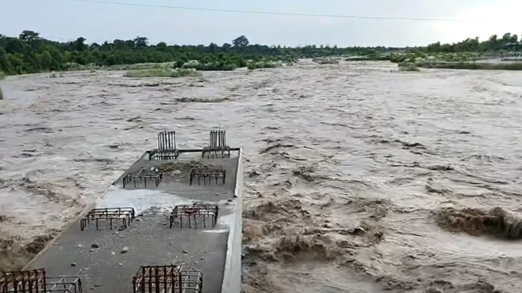 बाणगङ्गा नदीमा फसेका १२ जनाको सकुशल उद्धार