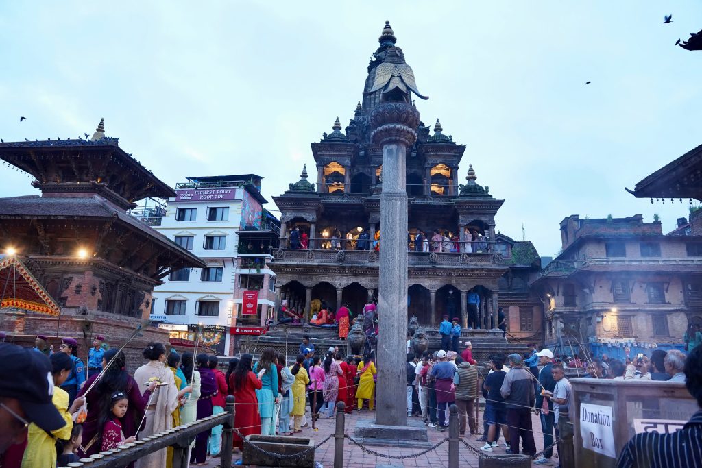 पाटनको कृष्ण मन्दिरमा भक्तजनको घुइँचो
