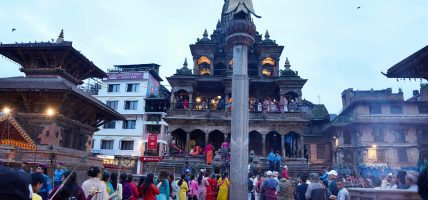 पाटनको कृष्ण मन्दिरमा भक्तजनको घुइँचो